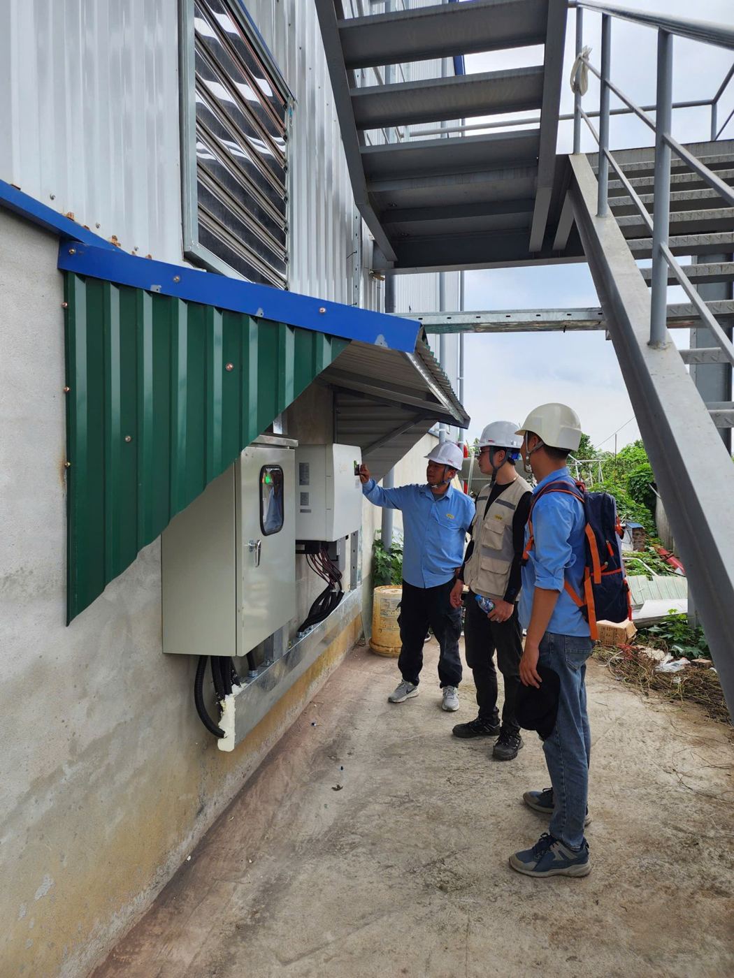Kỹ thuật viên kiểm tra inverter tại nhà máy Global Food, Bắc Giang.