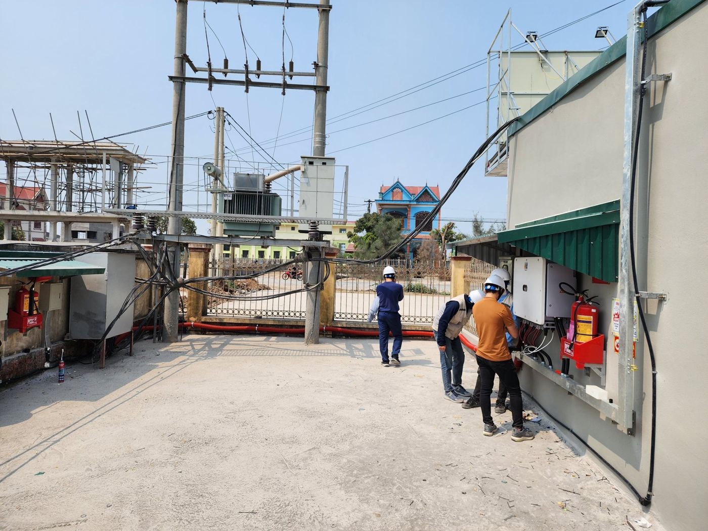 Kỹ sư iGreen kiểm tra tủ điện đấu nối tại công trình Long Khánh, Hải Dương.