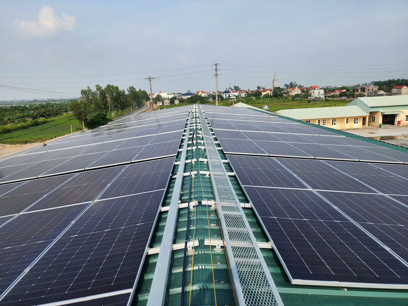 Dàn pin 94 kWp trên mái tôn — Công ty CP Xây dựng & TM Long Khánh, Hải Dương (iGreen thi công 04/2025).