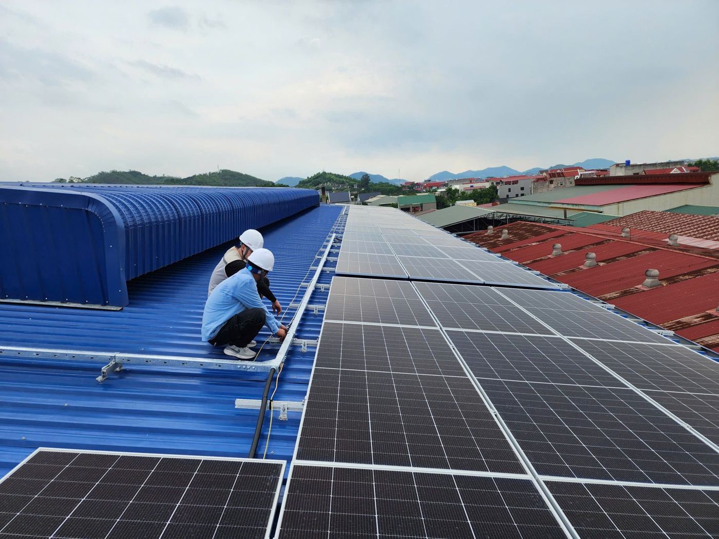 Thi công trên mái nhà máy Global Food, Bắc Giang — iGreen thi công 05/2025.
