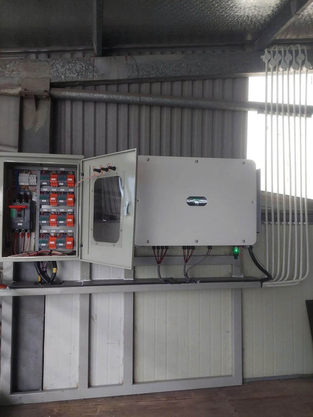 Tủ điện và inverter lắp đặt tại công trình Bạch Đằng (iGreen thi công 03/2025).